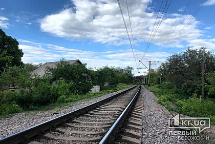 Через обстріли окупантів на Дніпропетровщині не знають, чи відновлять рух залізницею