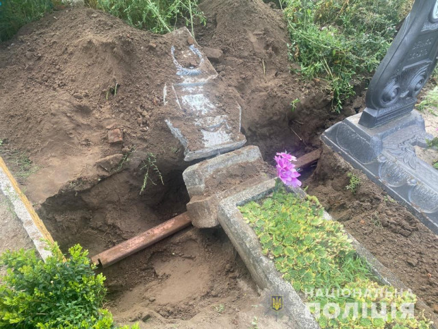 На Дніпропетровщині чоловік здійснив наругу над могилами на кладовищі