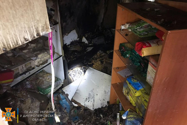 У Кривому Розі рятувальники загасили пожежу в продуктовому магазині