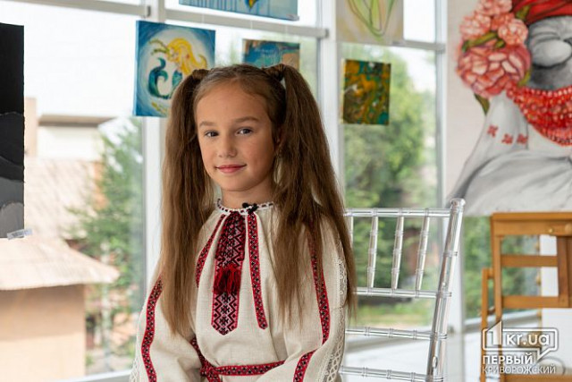 7-річна художниця з Кривого Рогу влаштувала благодійну виставку, аби допомогти ЗСУ