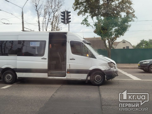 У Кривому Розі зіштовхнулися легковик з мікроавтобусом