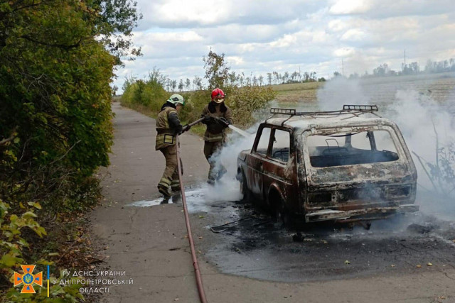 У Криворізькому районі рятувальники загасили палаючий автомобіль