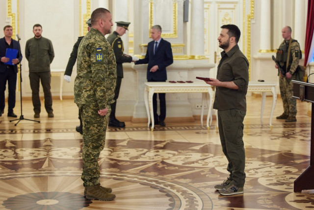 Зеленський з початку президентства довірив військові рішення генералам