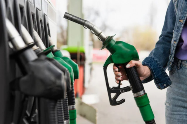 Зеленский подписал закон об акцизах на бензин, дизельное топливо: что это значит