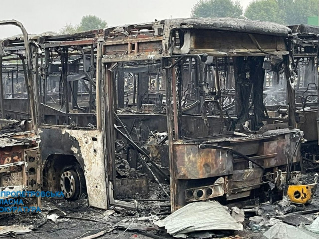 У Дніпрі через ракетний обстріл росіян згоріло понад 150 автобусів