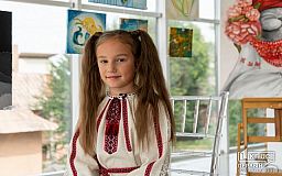 7-летняя художница из Кривого Рога устроила благотворительную выставку, чтобы помочь ВСУ