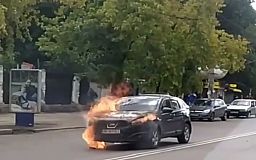 В Кривом Роге на проезжей части загорелся автомобиль