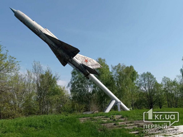 На Дніпропетровщині російська ракета влучила поряд із радянським монументом