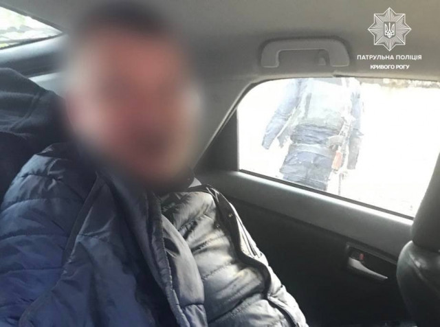 Патрульні затримали криворіжця, який погрожував ножем та сокирою Патрульні затримали криворіжця, який погрожував ножем та сокирою