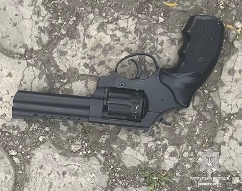 Криворізькі патрульні затримали правопорушника, який погрожував містянам пістолетом