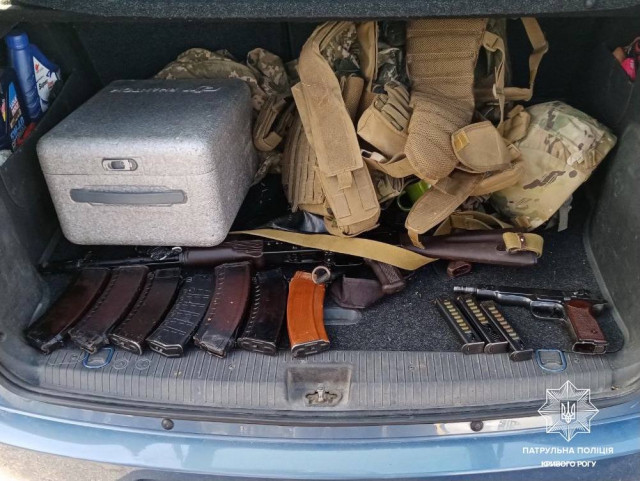 У Кривому Розі поліцейські виявили предмети, схожі на зброю та боєкомплекти