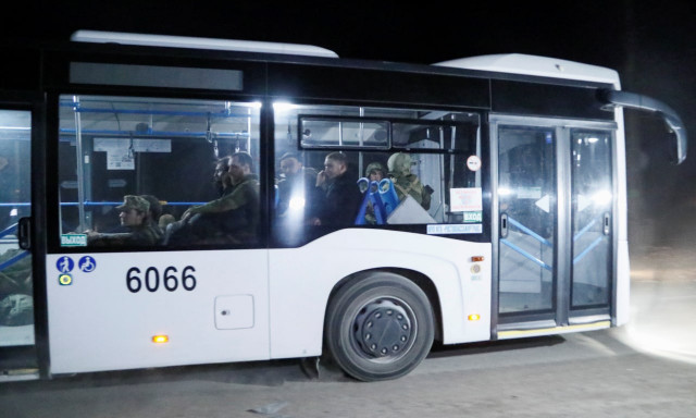 Із заблокованої «Азовсталі» виїхали 10 автобусів із військовими, — Reuters