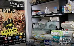 І татуювання б’ють і гуманітарку роздають: у криворізькому салоні допомагають переселенцям