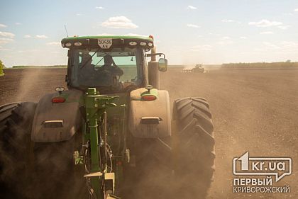 Аграрії й жителі сел допомагають військовим з продуктами і пальним, а також завершують посівну