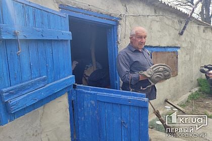 Нікуди я не їду, я у себе вдома — власник зруйнованого російськими «градами» будинку