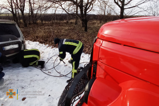 Рятувальники допомогли витягнути авто у Криворізькому районі