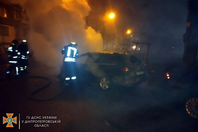 Ночью спасатели в Кривом Роге потушили пожар в авто возле многоэтажки