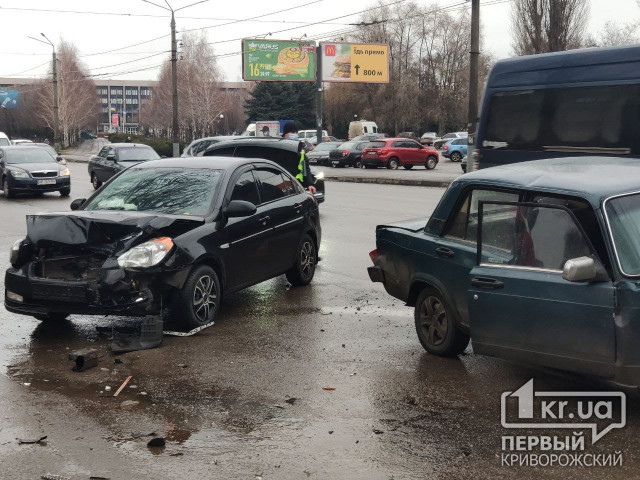 На Соцгороде в Кривом Роге столкнулись два автомобиля, пострадавших нет