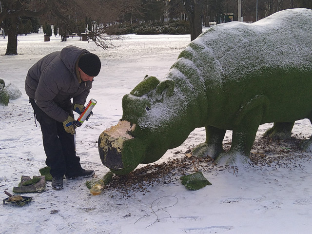 Вандалы испортили скульптуру бегемота в парке Кривого Рога