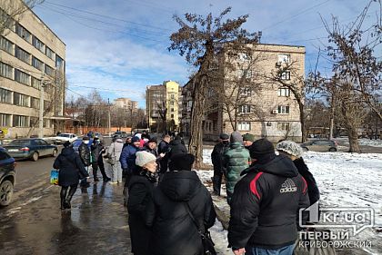 Криворожане вышли на митинг против незаконной застройки в Центрально-Городском районе (ОНЛАЙН)