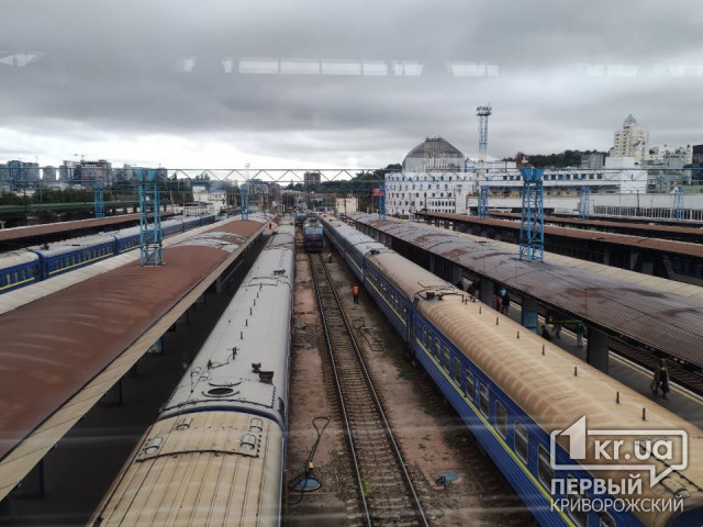 Пассажиры поезда Кривой Рог - Киев сообщили о задержке прибытия на 9 часов