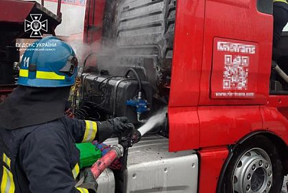 У Кривому Розі під час руху зайнялася вантажівка