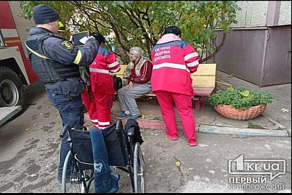 Криворожские пожарные спасли женщину из горящей квартиры