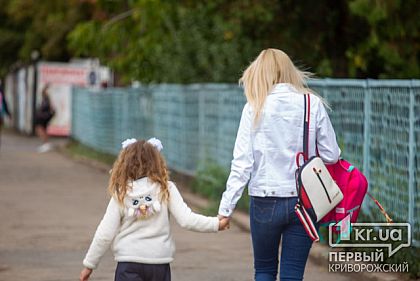 Должны ли переселенцы предоставлять справку с места работы при оформлении ребенка в садик: объяснение Минреинтеграции