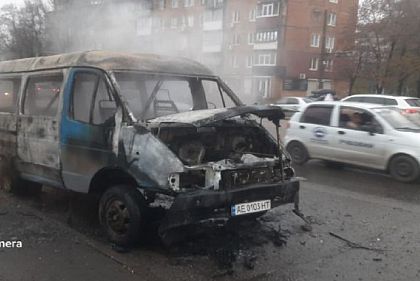 В Кривом Роге загорелся автомобиль