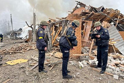 На місці ракетного удару у Дніпрі працює поліція