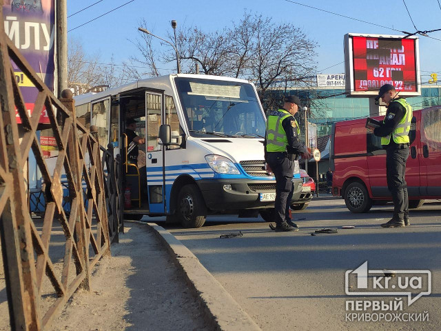 В центре Кривого Рога микроавтобус зацепил маршрутку и скрылся с места ДТП
