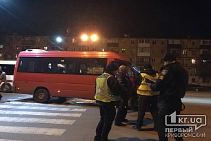 В Кривом Роге маршрутка сбила двоих пешеходов на переходе