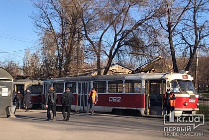 На какие ухищрения идут криворожане, чтобы добраться домой на скоростном трамвае