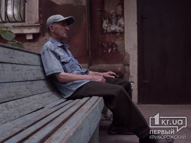 78-летний пенсионер в Кривом Роге остался на улице, хотя у него есть приемная дочь и квартира