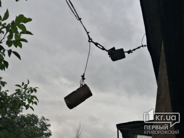 Ждут жертв: два дня над подъездом дома в Кривом Роге висят кирпичи на кабельном проводе