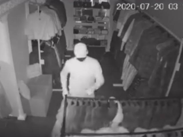 Злоумышленники украли из магазина 14 норковых шуб (видео)