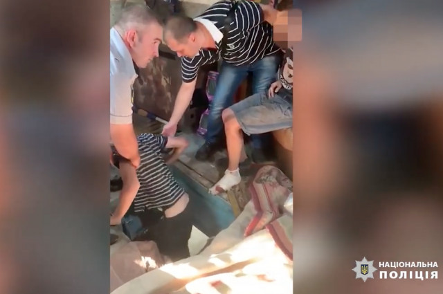 В Кривом Роге полиция спасла двоих подростков, которых избили и заперли в подвале гаража (видео)