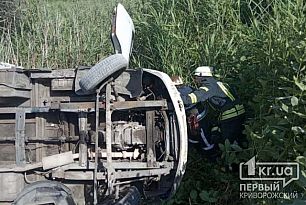 Пострадали 15 человек: маршрутка перевернулась на трассе в Днепропетровской области