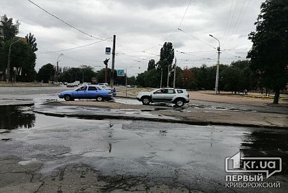Возле больницы в Кривом Роге прорвало трубу