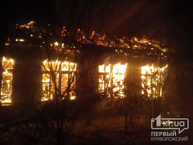 На рассвете в Кривом Роге сгорело заброшенное здание