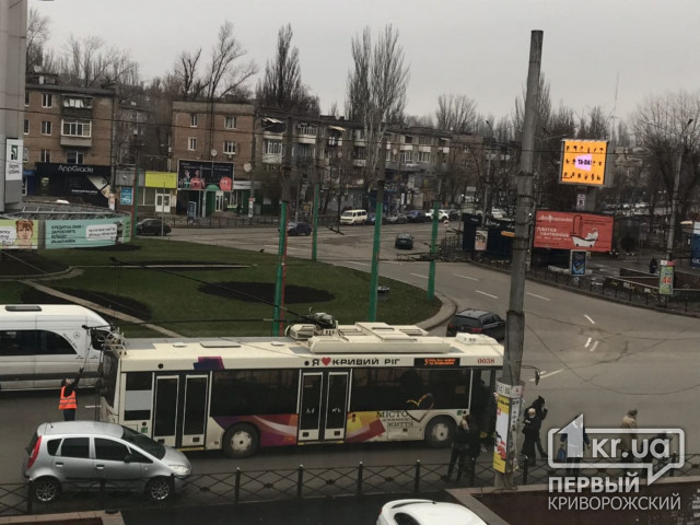Троллейбус и легковушка столкнулись на кольце 95 квартала в Кривом Роге