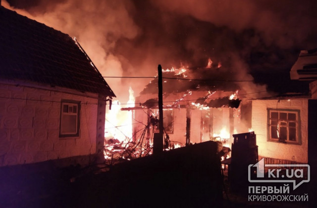 Масштабный пожар в частном секторе: пылают дом и летняя кухня