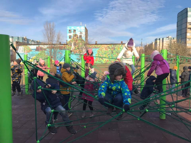 «Зеленый центр Метинвест» подарил детям Восточного новый веревочный городок