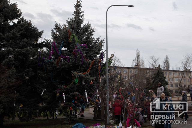 В нескольких районах города криворожане сами украсили ёлки на площадях