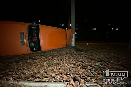 В Кривом Роге ВАЗ влетел в столб и перевернулся