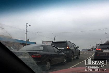 Возле рынка в Кривом Роге столкнулись четыре авто