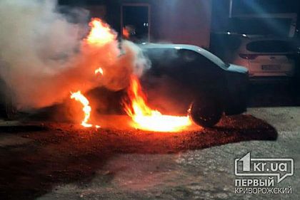 За 10 минут пожарные потушили пылающее авто