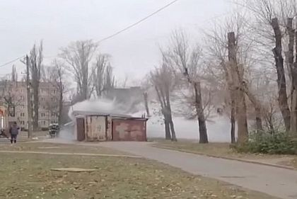 В Кривом Роге возле гаражей случился пожар