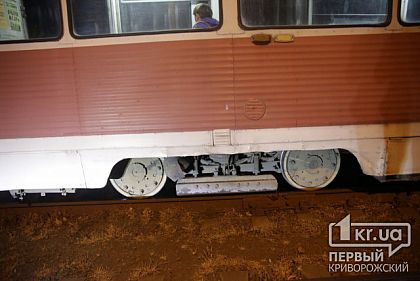 В Кривом Роге столкнулись трамвай и легковушка