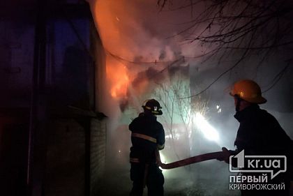 Ночью в частном секторе горели летняя кухня и частный дом
